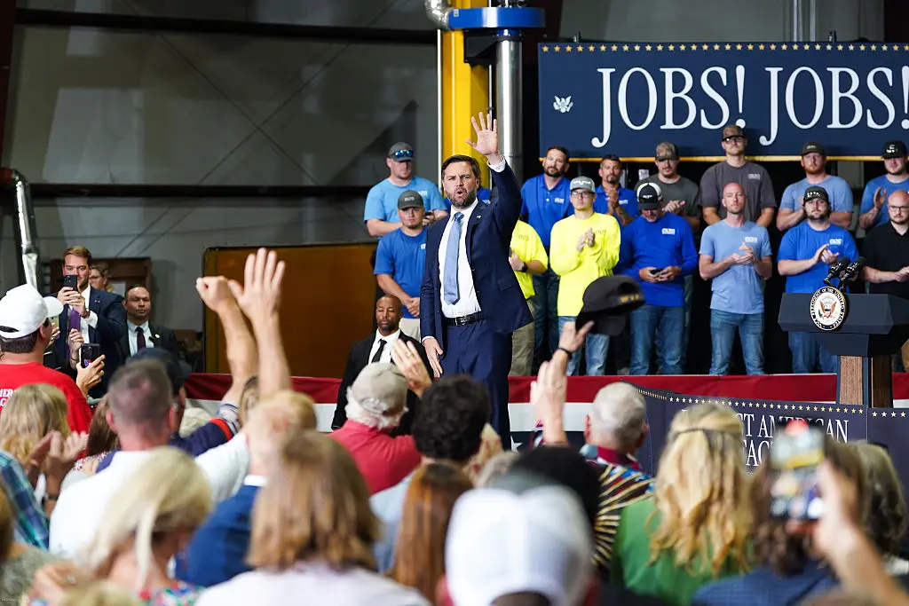 El vicepresidente de los Estados Unidos, JD Vance, saluda a los partidarios del presidente Donald Trump en un acto celebrado en Peachtree City, Georgia, el 21 de agosto de 2025. (Megan Varner/Getty Images)