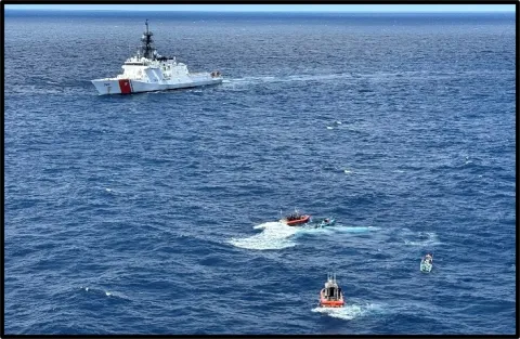 USCGC Hamilton lleva a cabo una interdicción de tráfico de drogas en México el 8 de agosto de 2025. (Créditos: <a href="https://www.dhs.gov/news/2025/08/20/us-coast-guard-takes-drug-cartels-and-human-smugglers-operation-pacific-viper" target="_blank" rel="noopener">DHS</a>)