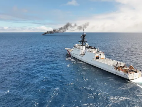 El USCGC Stone lleva a cabo la interdicción de una embarcación sospechosa de contrabando el 16 de agosto de 2025. Después de retirar el contrabando y a los sospechosos, prendió fuego a la embarcación. (Créditos: <a href="https://www.dhs.gov/news/2025/08/20/us-coast-guard-takes-drug-cartels-and-human-smugglers-operation-pacific-viper" target="_blank" rel="noopener">DHS</a>)