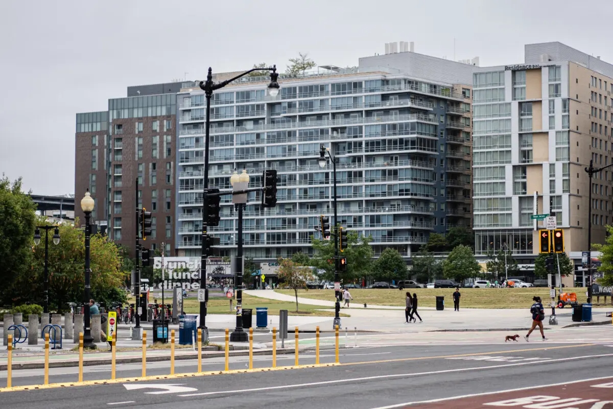 Gente caminando en Washington el 19 de agosto de 2025. (Madalina Kilroy/The Epoch Times)