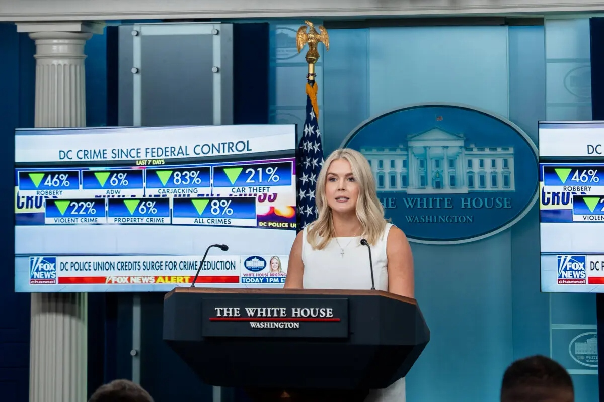 La secretaria de prensa de la Casa Blanca, Karoline Leavitt, habla durante una rueda de prensa en la Casa Blanca el 19 de agosto de 2025. (Madalina Kilroy/The Epoch Times)