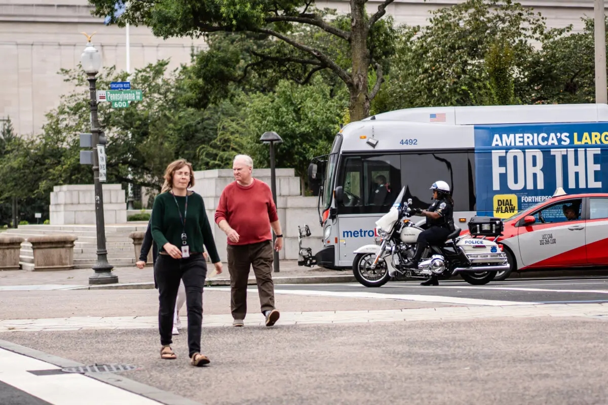 Gente caminando por Washington el 19 de agosto de 2025. (Madalina Kilroy/The Epoch Times)
