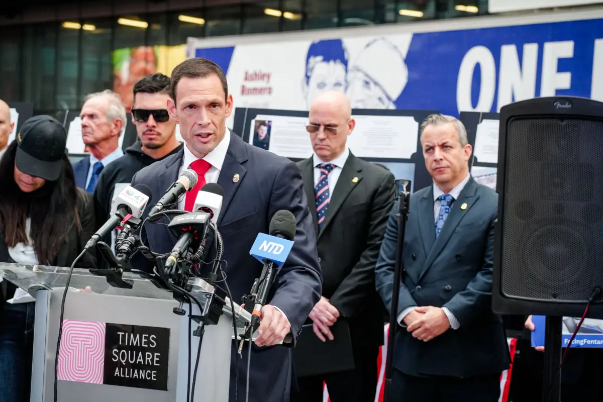 Frank A. Tarentino, agente especial a cargo de la División de Nueva York de la Administración para el Control de Drogas (DEA), habla en la cuarta edición anual del Día Nacional de Prevención y Concienciación sobre el Fentanilo en la ciudad de Nueva York, el 21 de agosto de 2025. (Samira Bouaou/The Epoch Times)