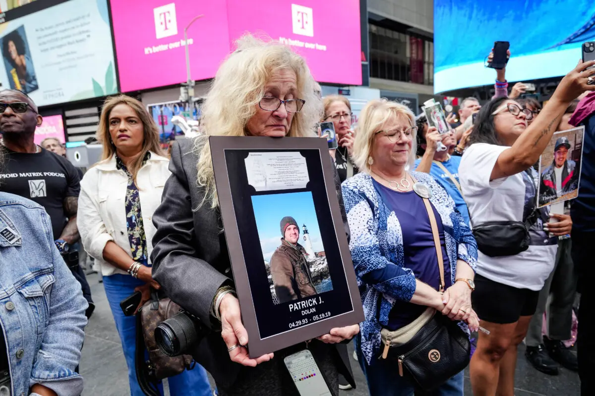 Las familias que perdieron a seres queridos a causa del fentanilo asisten a la cuarta edición del Día Nacional de Prevención y Concienciación sobre el Fentanilo en la ciudad de Nueva York, el 21 de agosto de 2025. (Samira Bouaou/The Epoch Times)