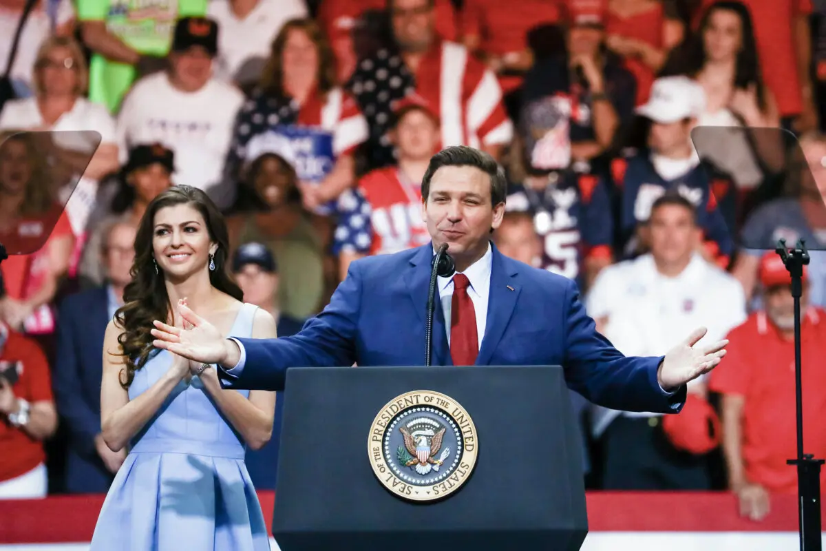El entonces candidato republicano a gobernador de Florida, Ron DeSantis, y su esposa en un mitin de Make America Great Again en Fort Myers, Florida, el 31 de octubre de 2018. (Charlotte Cuthbertson/The Epoch Times)