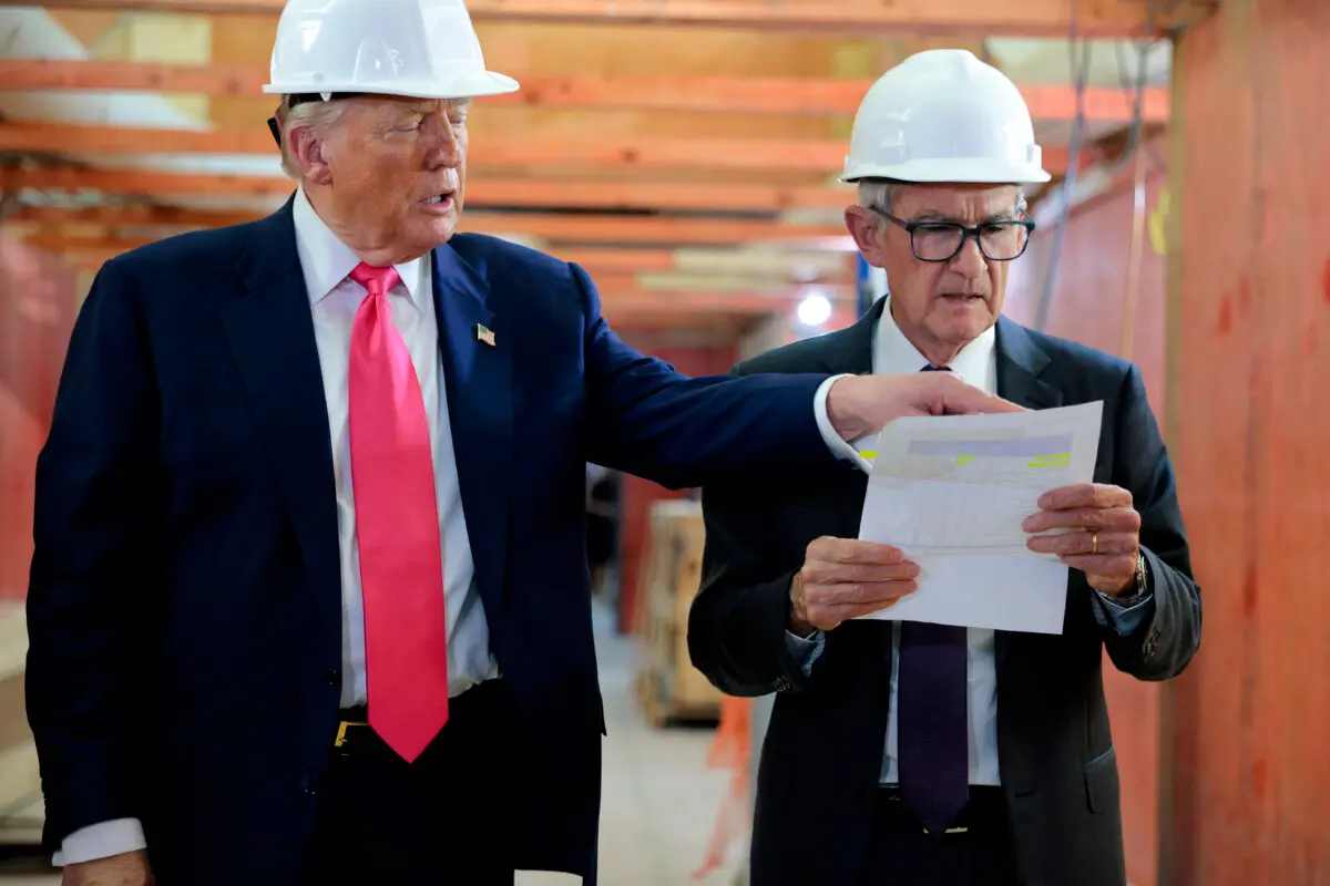 El presidente Donald Trump y el presidente de la Reserva Federal, Jerome Powell, visitan el proyecto de renovación de la sede de la Reserva Federal, valorado en 2.5 mil millones de dólares, en Washington, el 24 de julio de 2025. (Chip Somodevilla/Getty Images).