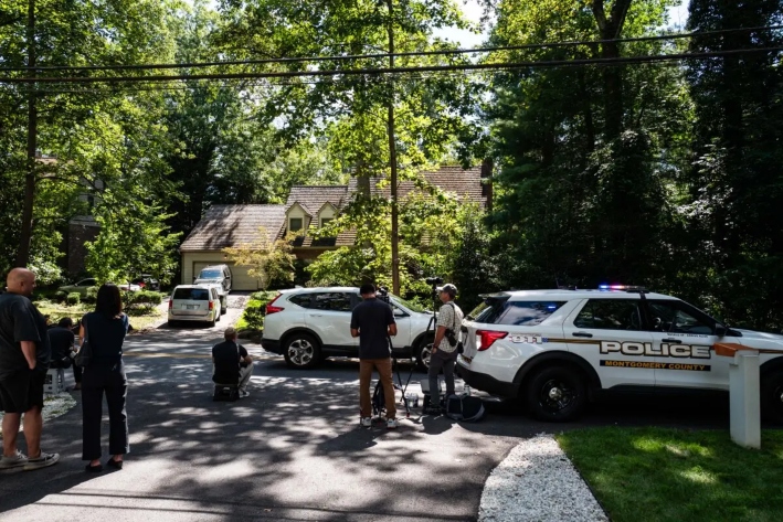 La prensa se reúne frente a la casa del exasesor de seguridad nacional John Bolton en Bethesda, Maryland, el 22 de agosto de 2025, mientras el FBI registra la vivienda. (Madalina Kilroy/The Epoch Times)