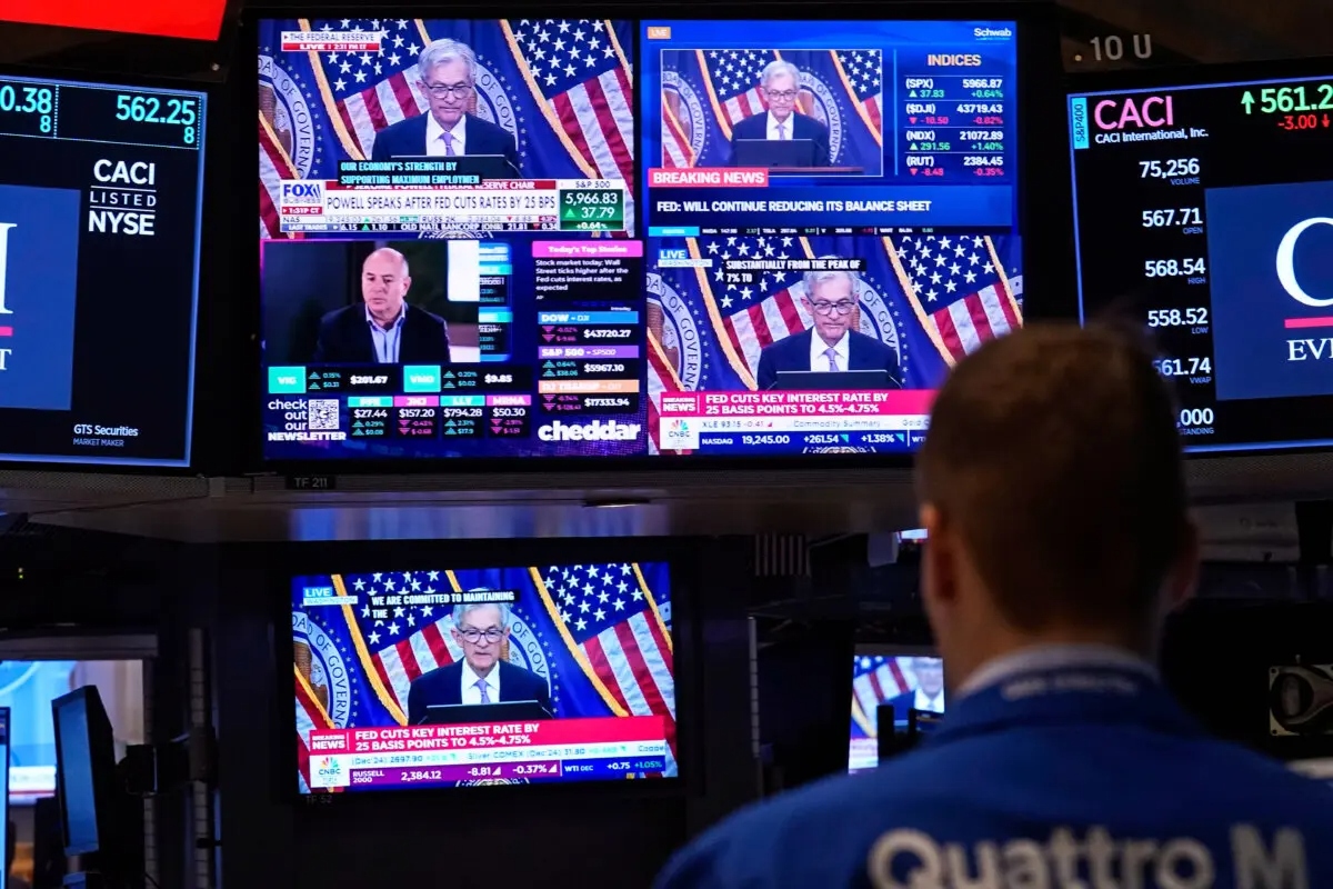 Comentarios del presidente de la Reserva Federal, Jerome Powell, en una pantalla en la sala de la Bolsa de Nueva York el 7 de noviembre de 2024. (Richard Drew/AP Photo)