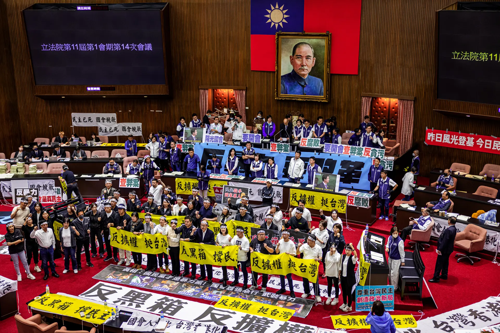 Los legisladores del Partido Democrático Progresista protestan contra el Partido Kuomintang, de la oposición, y el Partido Popular de Taiwán por las reformas legislativas en Taipéi, Taiwán, el 21 de mayo de 2024. La protesta se centró en las supuestas irregularidades y la falta de debate sobre las reformas que otorgarían al poder legislativo mayores facultades de control sobre el Gobierno. (Annabelle Chih/Getty Images).