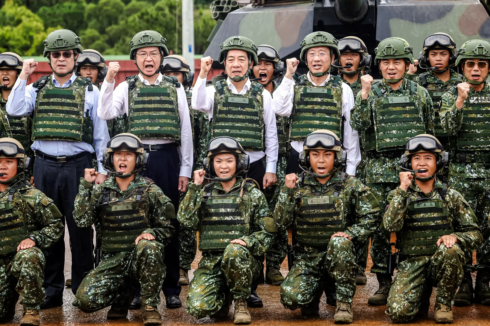 El secretario general del Consejo de Seguridad Nacional de Taiwán, Joseph Wu (segundo por la izquierda), el presidente Lai Ching-te (centro) y el ministro de Defensa Nacional, Wellington Koo (tercero por la derecha), posan con oficiales del ejército frente a un tanque Abrams de fabricación estadounidense en Hsinchu, Taiwán, el 10 de julio de 2025. El Ministerio de Defensa de Taiwán está endureciendo las restricciones de acceso a la inteligencia militar para los miembros del servicio con vínculos con China, en medio de la preocupación por la infiltración del Partido Comunista Chino. (I-Hwa Cheng/AFP a través de Getty Images).
