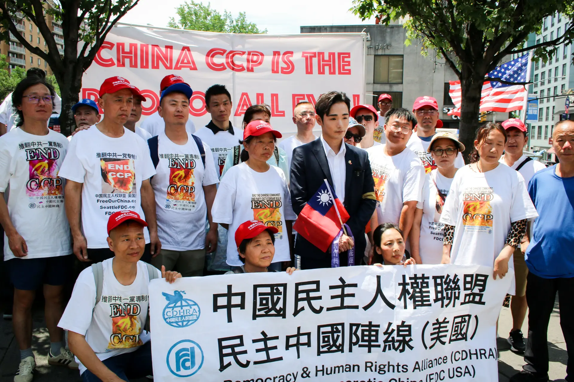 Wen Tzu-yu, un YouTuber taiwanés conocido como Pa Chiung, participa en una manifestación contra el Partido Comunista Chino en el barrio de Flushing, en Queens, Nueva York, el 29 de junio de 2025. Wen calificó a Taiwán como "el territorio más codiciado por el PCCh" en una entrevista reciente con The Epoch Times. (Edwin Huang/The Epoch Times).