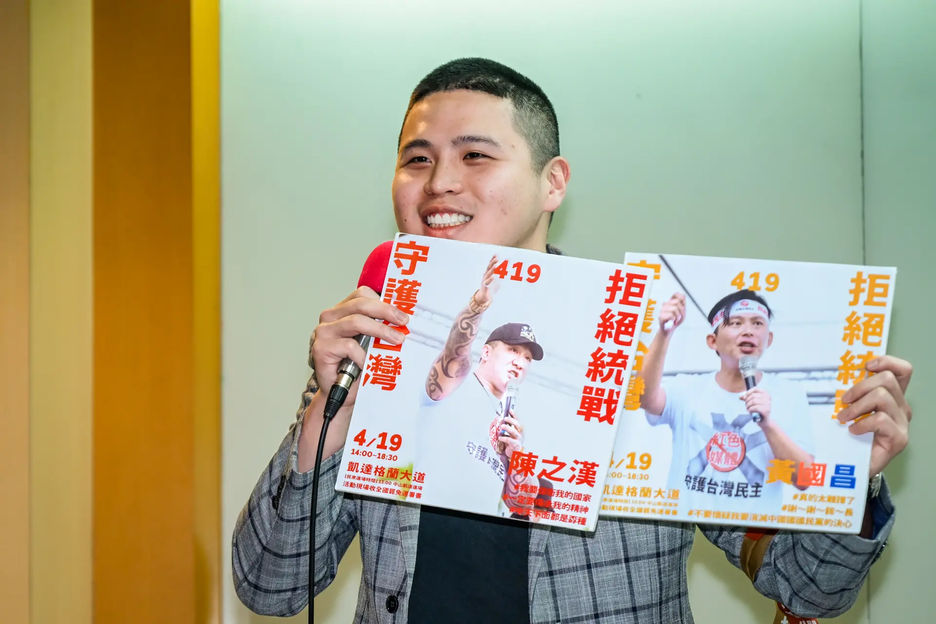 Chen Po-yuan, rapero taiwanés, invita a la gente a asistir a una próxima manifestación a favor de la destitución en Taipéi, Taiwán, el 17 de abril de 2025. (Sung Pi-lung/The Epoch Times).