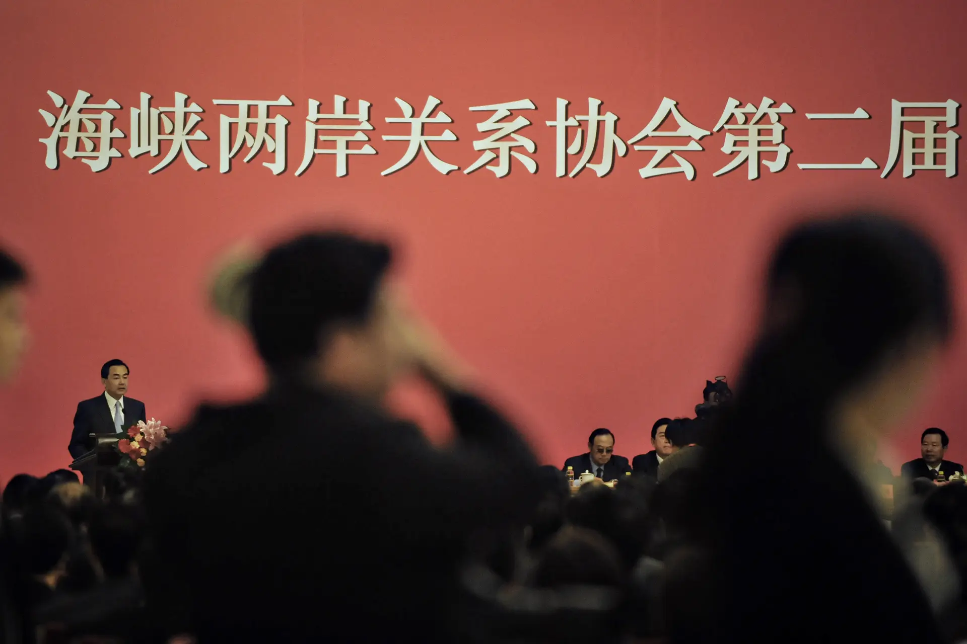 Wang Yi (izquierda), jefe de la Oficina de Asuntos de Taiwán del Consejo de Estado de China, habla durante la segunda sesión del consejo rector de las relaciones entre ambos lados del Estrecho en el Gran Salón del Pueblo, en Beijing, el 3 de junio de 2008. (Frederic J. Brown/AFP a través de Getty Images).