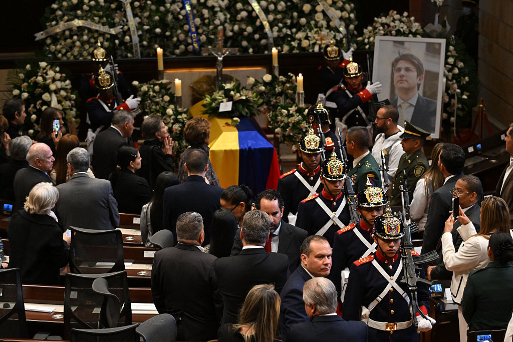 La Guardia Presidencial realiza cambio de guardia frente al féretro y retrato del candidato presidencial colombiano Miguel Uribe, asesinado, en el velorio del Congreso en Bogotá, el 12 de agosto de 2025. (Raul Arboleda/AFP vía Getty Images)
