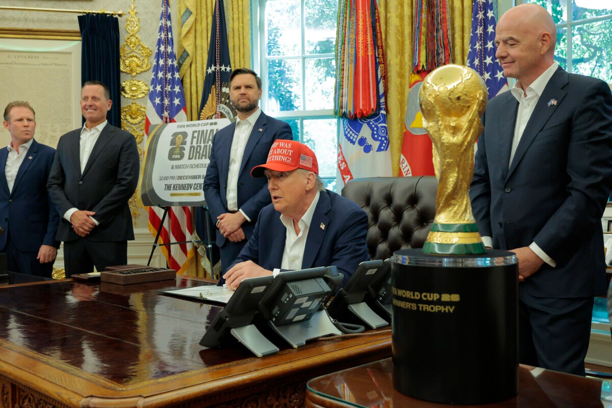 El presidente Donald Trump habla en el Despacho Oval mientras el presidente de la FIFA, Gianni Infantino (derecha), y el vicepresidente JD Vance (tercero por la izquierda) observan, el 22 de agosto de 2025. (Chip Somodevilla/Getty Images).