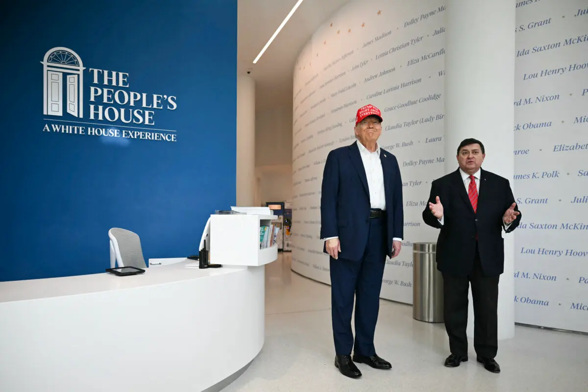El presidente Donald Trump (izq.) reacciona ante el discurso del presidente de la Asociación Histórica de la Casa Blanca, Stewart D. McLaurin (der.), en "La Casa del Pueblo", una experiencia inmersiva en la Casa Blanca frente al Edificio de la Oficina Ejecutiva de Eisenhower, durante un recorrido por Washington, el 22 de agosto de 2025. (Andrew Caballero-Reynolds /AFP vía Getty Images)