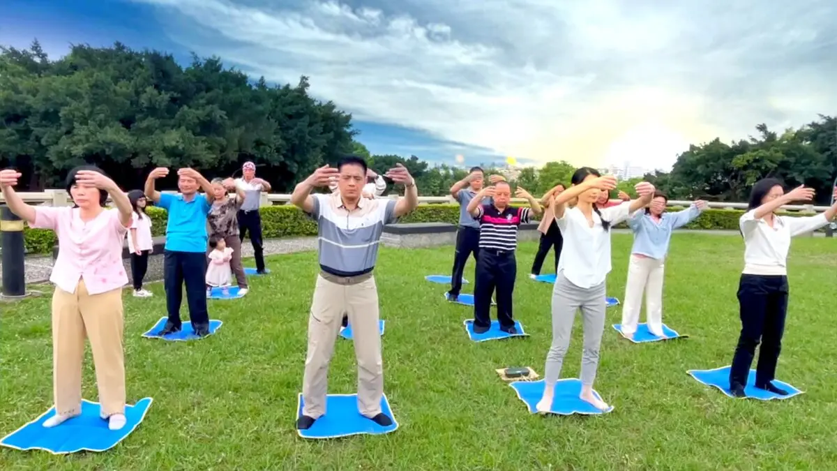 El Dr. Lin Wei Yu practica Falun Gong con un grupo de compañeros practicantes. (NTD)