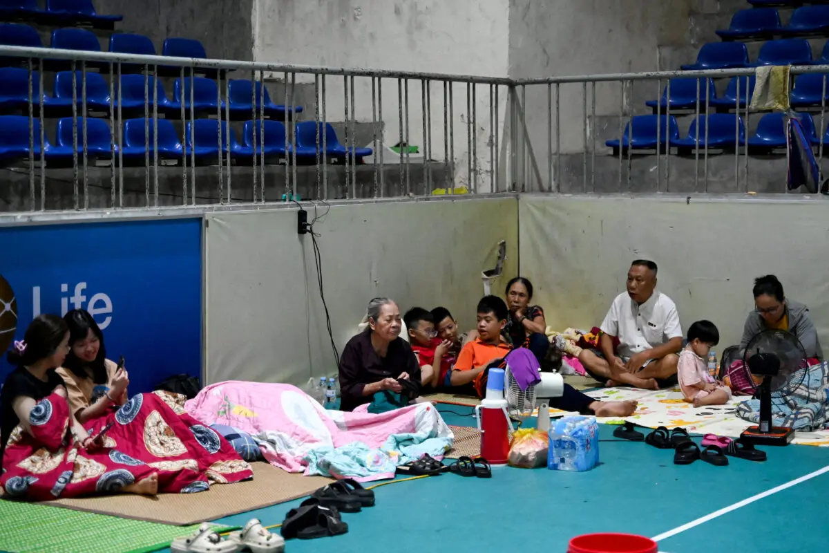 La gente se refugia en el gimnasio provincial de Nghe An, en la ciudad de Vinh, provincia de Nghe An, el 25 de agosto de 2025, antes de que el tifón Kajiki tocara tierra en Vietnam. (Nhac Nguyen/AFP a través de Getty Images)
