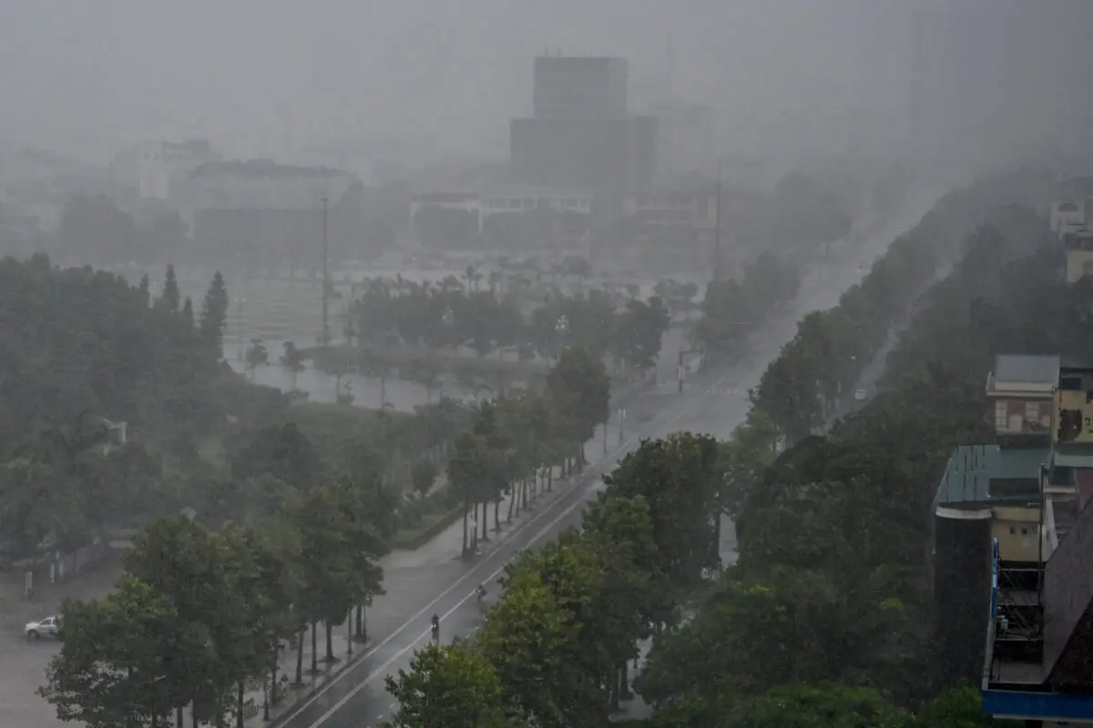 La lluvia cae sobre los edificios y una calle de la ciudad de Vinh, en la provincia de Nghe An, el 25 de agosto de 2025, antes de que el tifón Kajiki tocara tierra en Vietnam. (Nhac Nguyen/AFP a través de Getty Images)