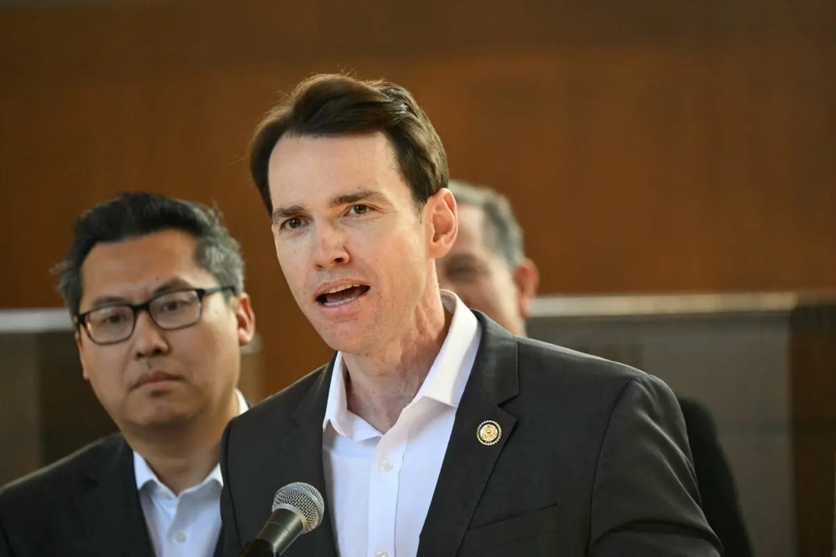 El representante estadounidense Kevin Kiley (R-Calif.) habla durante una rueda de prensa en Union Station, en el centro de Los Ángeles, el 20 de febrero de 2025. (Patrick T. Fallon/AFP a través de Getty Images)