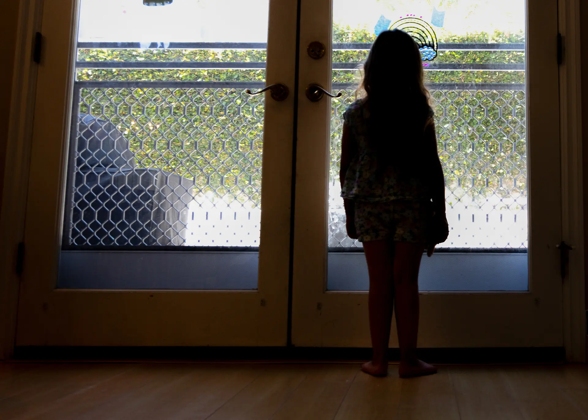 Becca, de 5 años, a quien le diagnosticaron el síndrome de Alicia en el País de las Maravillas, mira por su ventana en el área de Los Ángeles, California, el 13 de agosto de 2024. (John Fredricks/The Epoch Times)