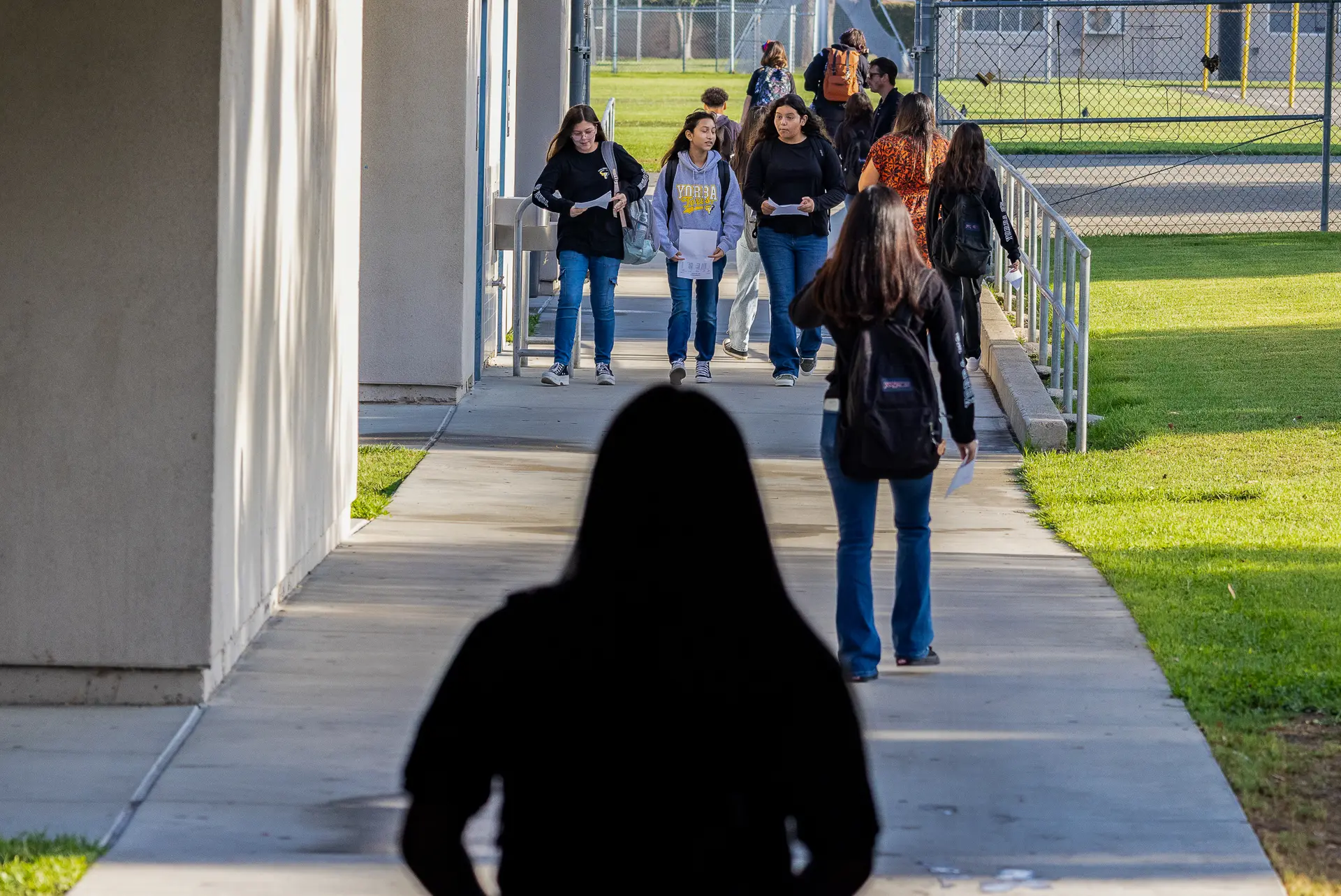 Los estudiantes se preparan para el primer día de clases en la escuela secundaria Yorba en Orange, California, el 16 de agosto de 2023. (John Fredricks/The Epoch Times)