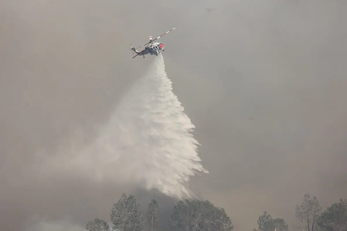 Los equipos de bomberos de California utilizaron varios aviones para ayudar a combatir el incendio Pickett en el condado de Napa, California. (Cal Fire)