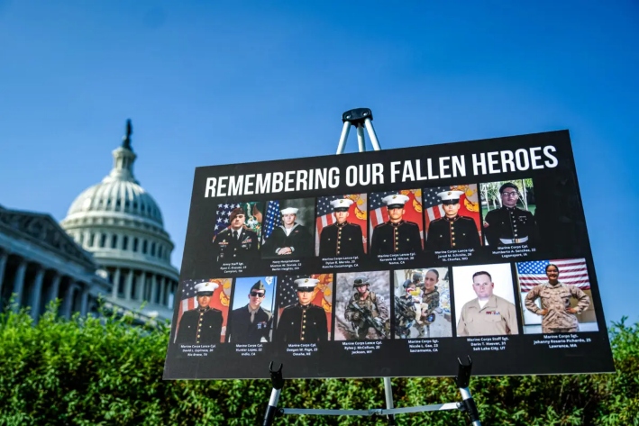 Un cartel con las fotos y los nombres de los 13 militares fallecidos en un ataque terrorista en Abbey Gate se muestra durante una rueda de prensa en el Capitolio de Estados Unidos, el 9 de septiembre de 2024. (Kent Nishimura/Getty Images)