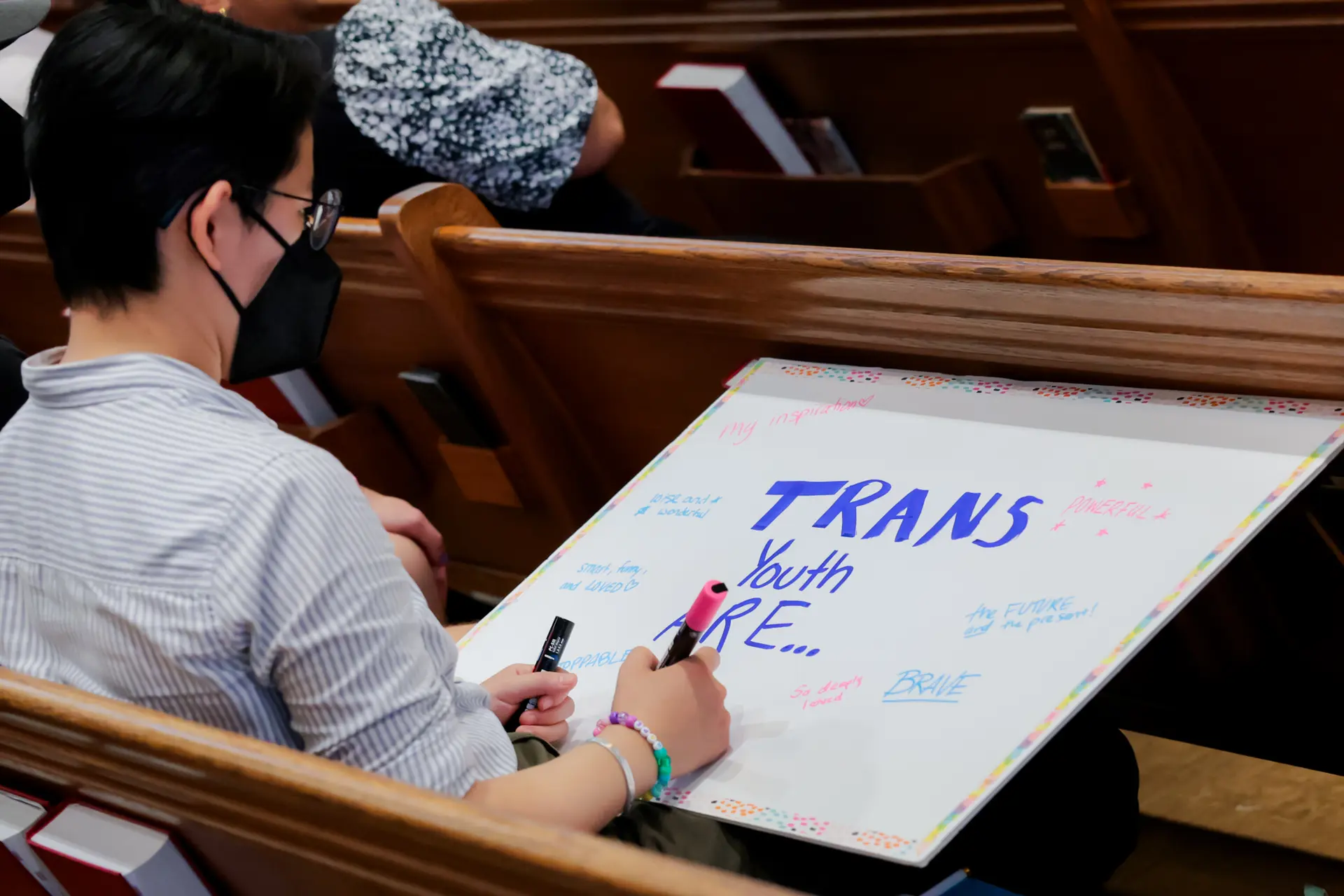 Activistas asisten a una manifestación a favor de la juventud transgénero en la Iglesia Luterana de la Reforma en Washington el 18 de junio de 2025. A pesar de la oposición de la administración Trump y las prohibiciones en aproximadamente la mitad de los estados de EE. UU., los informes muestran que algunas clínicas continúan realizando intervenciones médicas a menores, relacionadas con el género. (Anna Moneymaker/Getty Images)