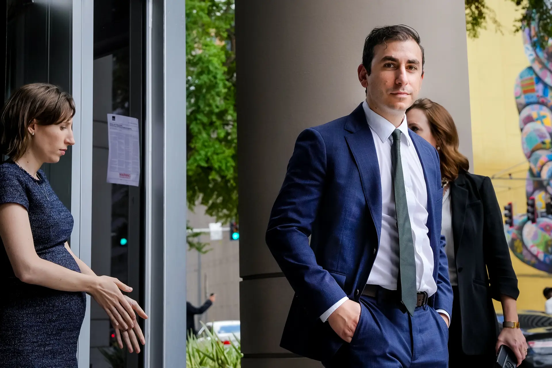 El Dr. Eithan Haim (centro) sale de la Corte Federal Bob Casey tras una audiencia de lectura de cargos en Houston el 17 de junio de 2024. Haim, cirujano texano, expuso supuestas cirugías ilegales de transición de género en 2023. (Yi-Chin Lee/Archivo/Houston Chronicle vía AP)