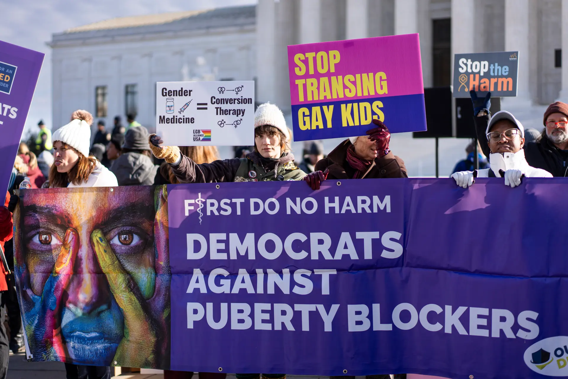 La gente protesta mientras la Corte Suprema escucha un caso relacionado con la prohibición de procedimientos relacionados con el género para menores, en Washington el 4 de diciembre de 2024. (Madalina Vasiliu/The Epoch Times)