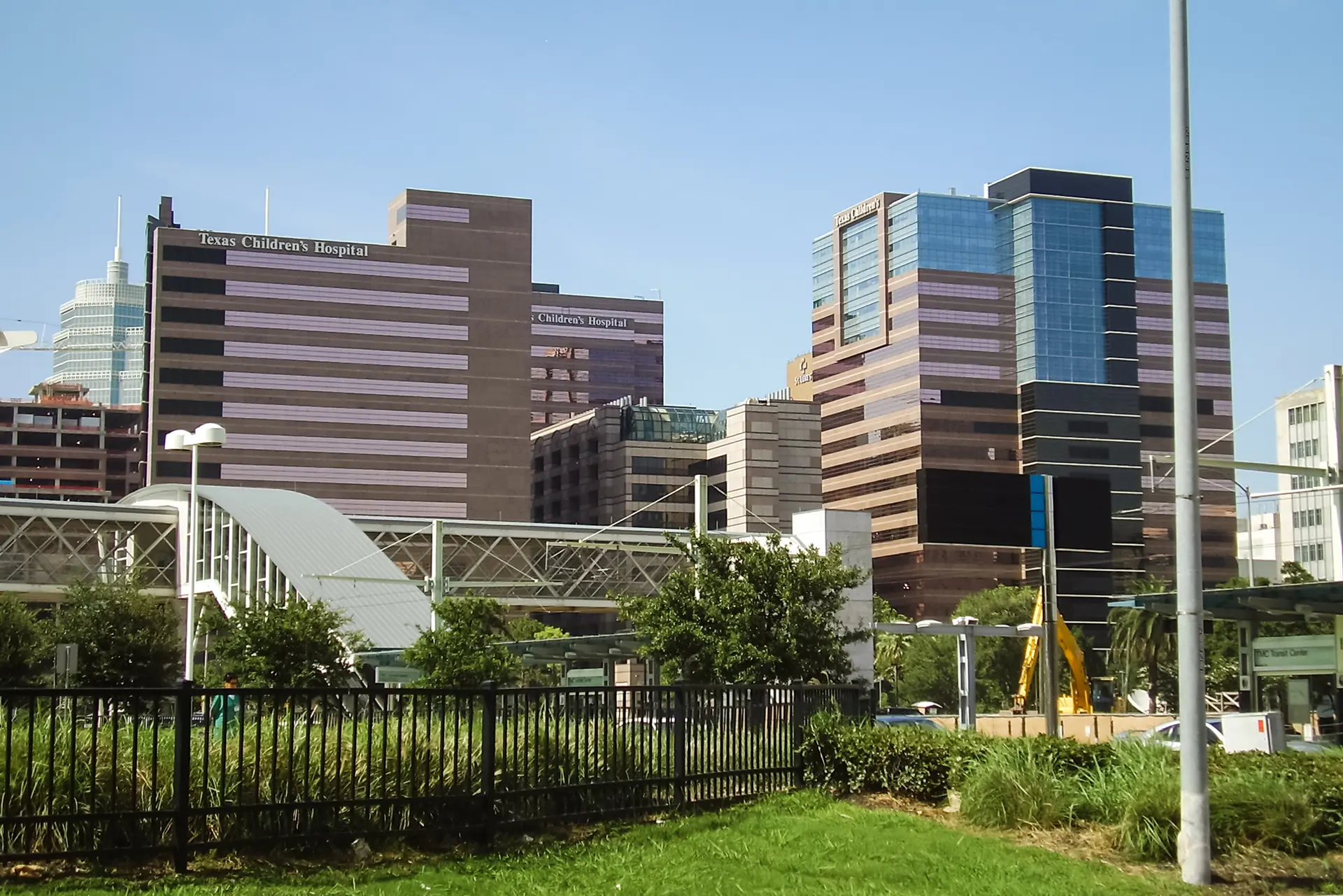 Hospital Infantil de Texas en Houston, 14 de julio de 2010. A principios de este año, el Dr. Eithan Haim alegó que el hospital reanudó los procedimientos transgénero en menores solo tres días después de suspenderlos, una afirmación que el hospital negó. (Dominio público).