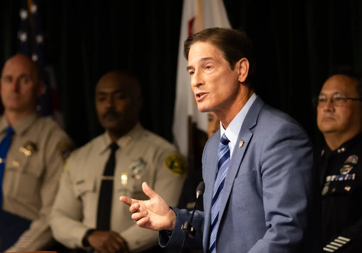 El fiscal del condado de Los Ángeles, Nathan Hochman, el 11 de agosto de 2025. (John Fredricks/The Epoch Times)
