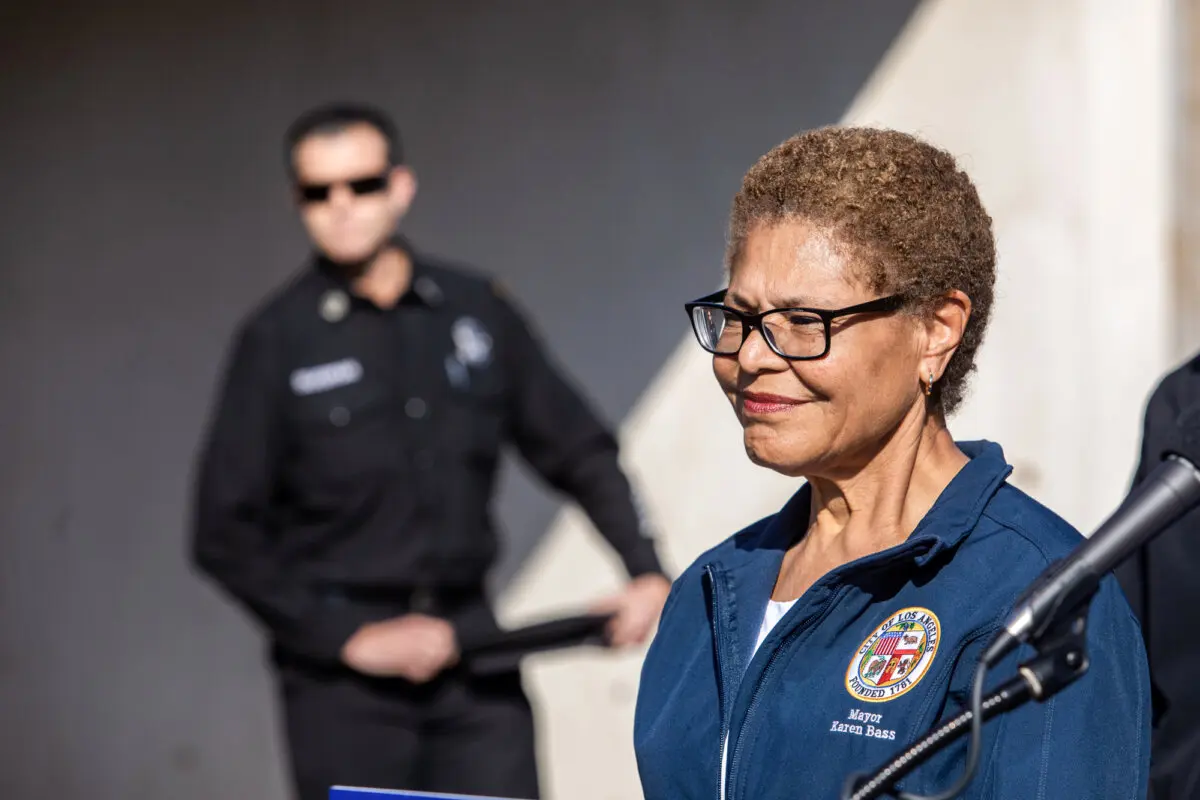 La alcaldesa de Los Ángeles, Karen Bass, aplaudió las detenciones de los sospechosos de robo realizadas por la policía de Los Ángeles. Arriba, Bass en una rueda de prensa el 17 de enero de 2025. (Apu Gomes/Getty Images)