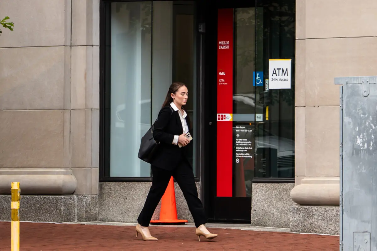 Una persona pasa frente a un banco Wells Fargo en Washington, el 21 de julio de 2025. (Madalina Kilroy/The Epoch Times)