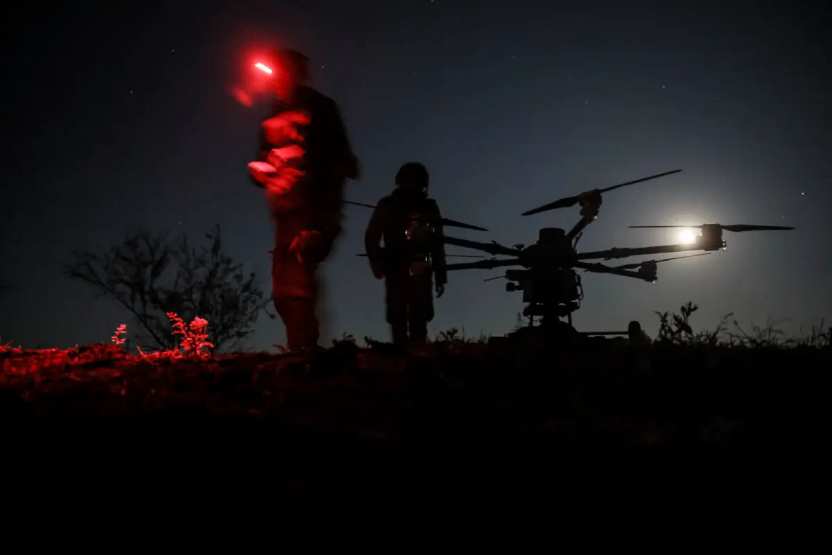 Soldados ucranianos preparan un dron Kazhan en la línea del frente cerca de Chasiv Yar, en la región de Donetsk, Ucrania, el 15 de mayo de 2025. (Oleg Petrasiuk/24.ª Brigada Mecanizada de Ucrania vía AP)