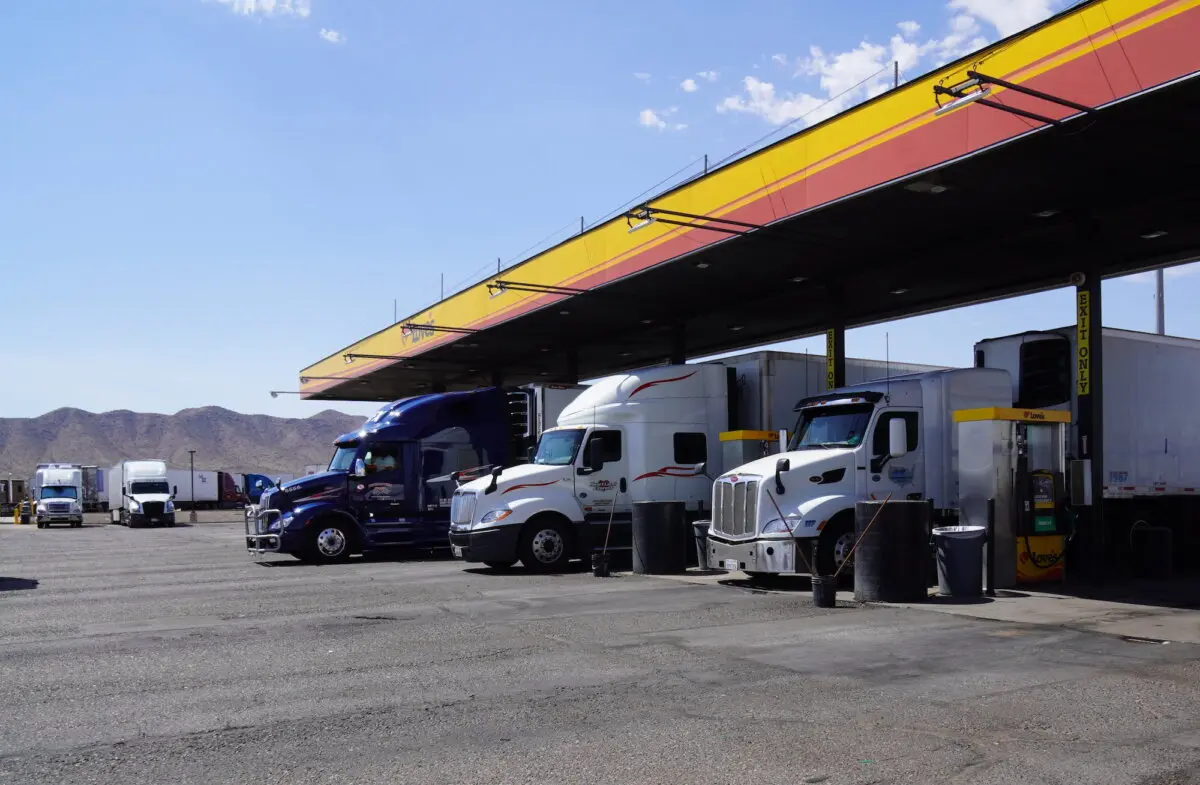 Camiones con remolque hacen fila para repostar en Love's Travel Center en Eloy, Arizona, el 23 de agosto de 2025. (Allan Stein/The Epoch Times).