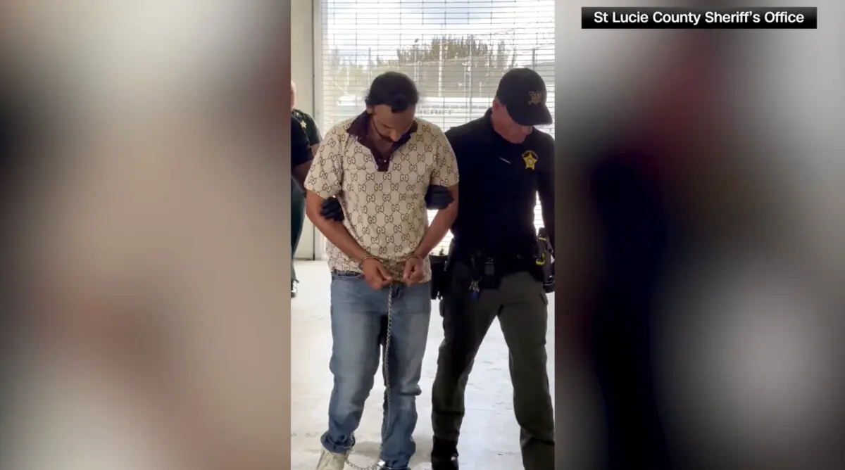 Harjinder Singh, el conductor del camión implicado en un accidente mortal en la autopista Florida Turnpik el 12 de agosto, es escoltado a la cárcel del condado de St. Lucie, en Florida, el 23 de agosto de 2025, en una imagen extraída de un vídeo. (Oficina del sheriff del condado de St. Lucie).