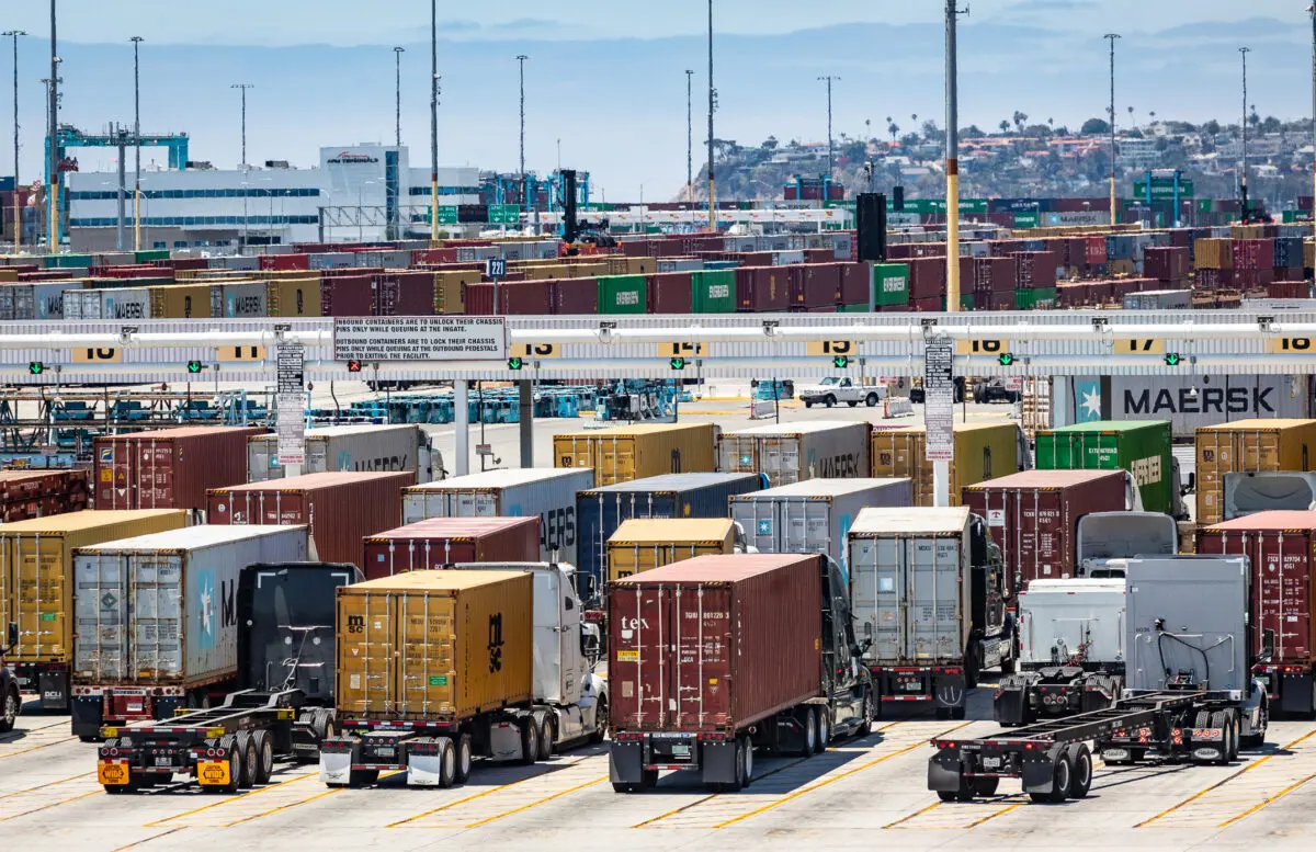 Camioneros transportan contenedores desde el puerto de Long Beach, California, el 13 de julio de 2022. (John Fredricks/The Epoch Times).