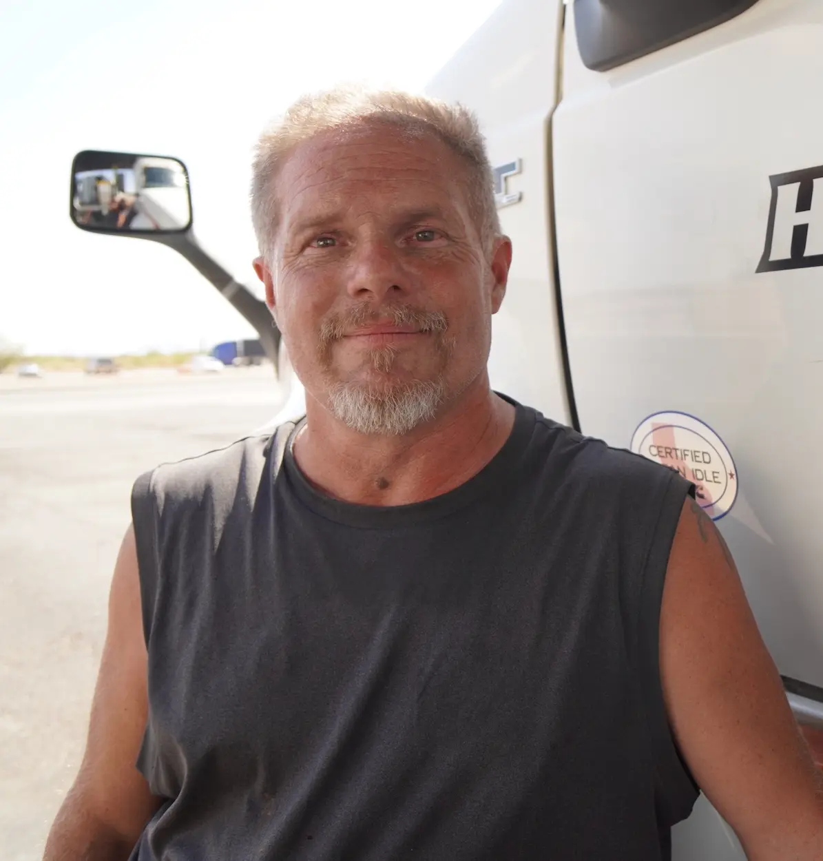 El veterano camionero Daniel Lawson en Love's Travel Center en Eloy, Arizona, el 23 de agosto de 2025. (Allan Stein / The Epoch Times).