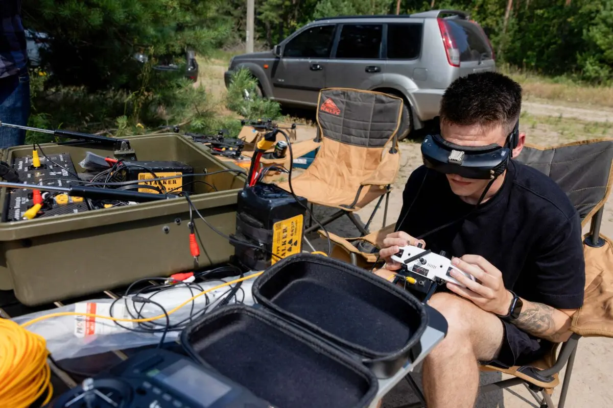Un piloto de dron controla un dron ucraniano Stalker con vista en primera persona (FPV) de fibra óptica durante pruebas en un lugar no revelado el 10 de julio de 2025. (Tetiana Dzafarova/AFP/Getty Images)