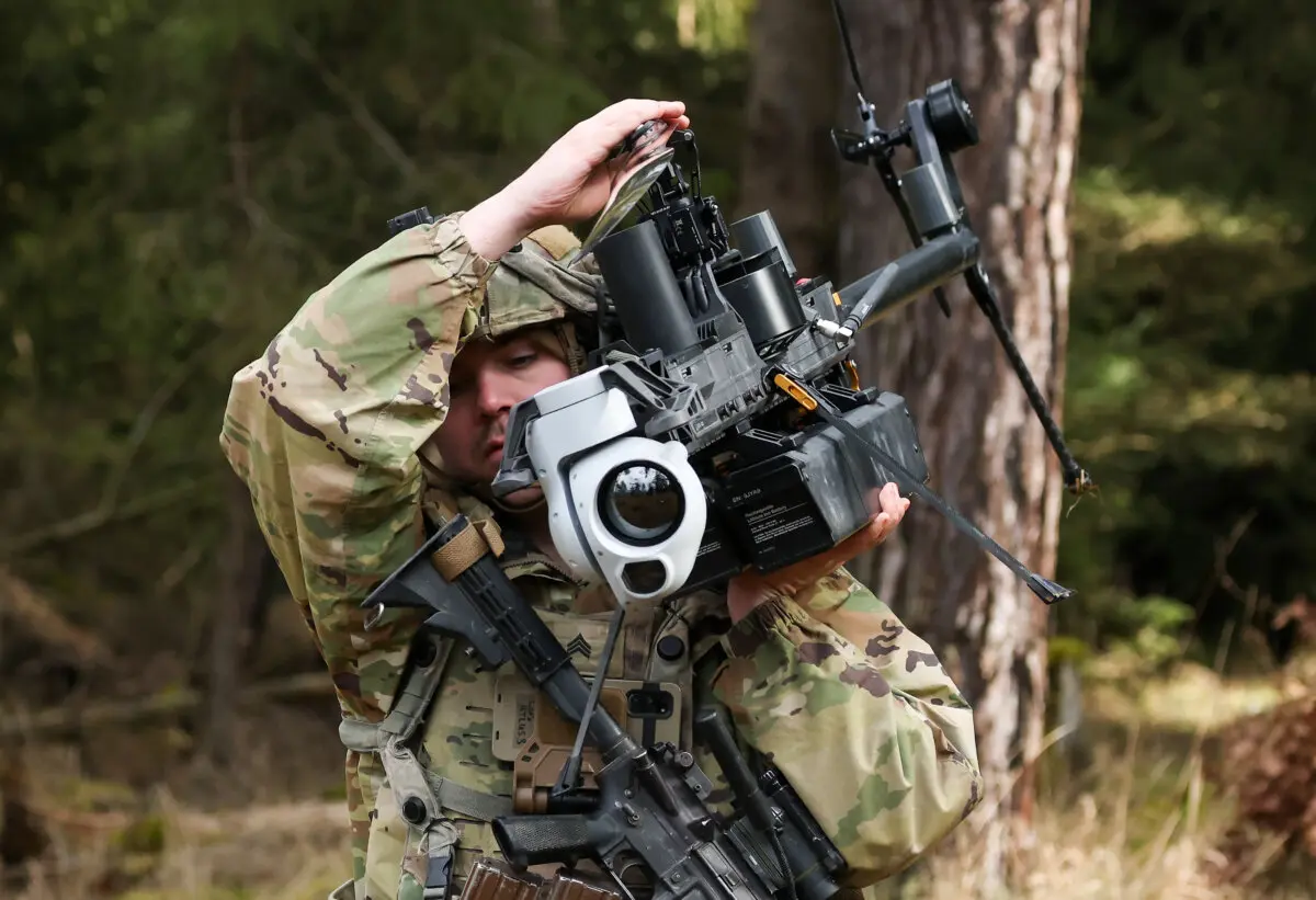 Un soldado de un pelotón LUAS (Sistema Letal de Aeronaves No Tripuladas) de la Tercera Brigada del Ejército de los EE. UU., 10.ª División de Montaña, lleva un dron de vigilancia Ghost-X durante los ejercicios militares Combined Resolve 25-1 en el Área de Entrenamiento de Hohenfels en Baviera, cerca de Hohenfels, Alemania, el 3 de febrero de 2025. (Sean Gallup/Getty Images)