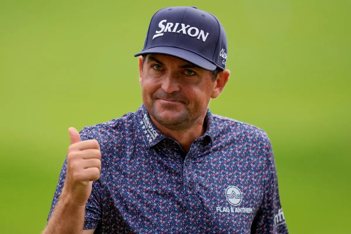 Keegan Bradley reacciona a su putt en el green del hoyo 18 durante la tercera ronda del torneo de golf Tour Championship en Atlanta el 23 de agosto de 2025. (Mike Stewart/AP Photo)