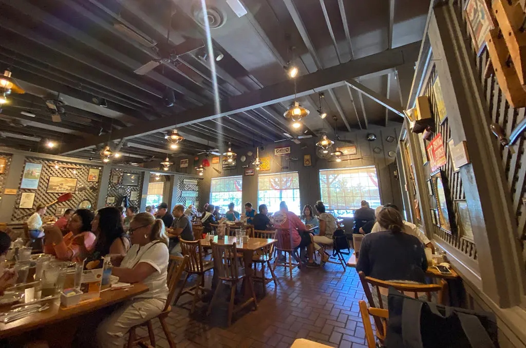 Los clientes disfrutan de la comida en el Cracker Barrel Old Country Store de Mount Arlington, Nueva Jersey, el 22 de agosto de 2025. Cracker Barrel ocupa un lugar especial en el corazón de muchos estadounidenses, ya que ofrece cocina rural en un ambiente folclórico de "tienda antigua", con mecedoras y actuaciones ocasionales de música country. (Gregory Walton/AFP a través de Getty Images)