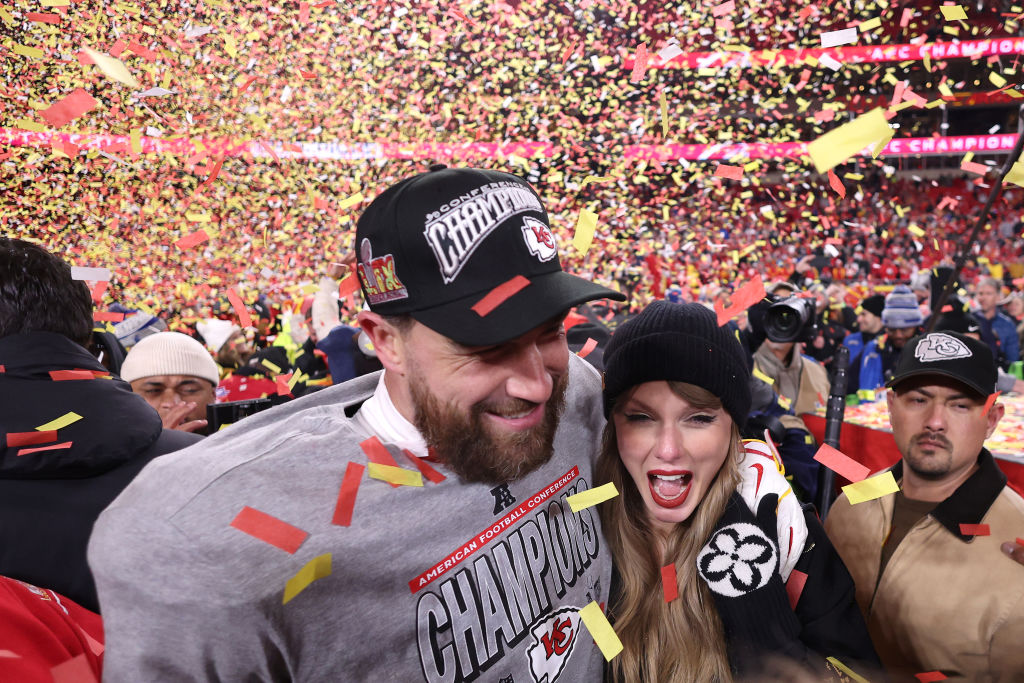 Taylor Swift celebra con Travis Kelce (n.° 87) de los Kansas City Chiefs tras derrotar a los Buffalo Bills 32-29 en el Juego de Campeonato de la AFC en el GEHA Field del Arrowhead Stadium el 26 de enero de 2025 en Kansas City, Misuri. (Foto de Jamie Squire/Getty Images)