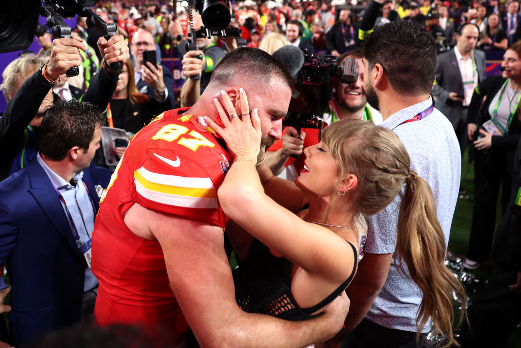 Travis Kelce #87 de los Kansas City Chiefs celebra con Taylor Swift tras derrotar a los San Francisco 49ers 25-22 en tiempo extra durante el Super Bowl LVIII en el Allegiant Stadium el 11 de febrero de 2024 en Las Vegas, Nevada. (Foto de Ezra Shaw/Getty Images)