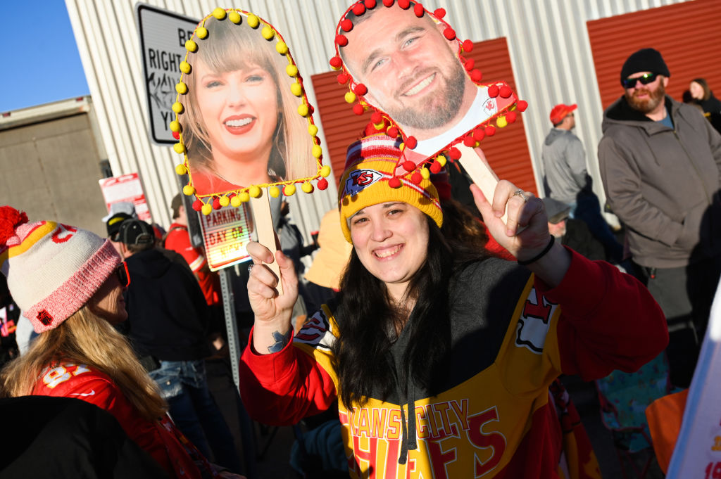 Una aficionada sostiene un cartel de Taylor Swift y Travis Kelce (n.° 87) de los Kansas City Chiefs durante el desfile de la victoria del Super Bowl LVIII de los Kansas City Chiefs el 14 de febrero de 2024 en Kansas City, Misuri. (Foto de Eric Thomas/Getty Images)