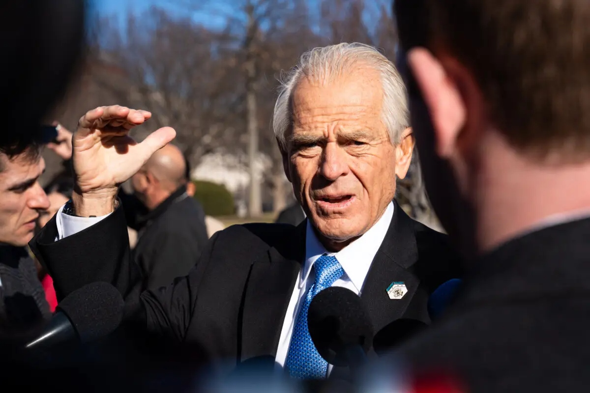Peter Navarro, asesor principal de la Casa Blanca para comercio y fabricación, habla con los periodistas en la Casa Blanca el 4 de febrero de 2025. (Madalina Vasiliu/The Epoch Times)
