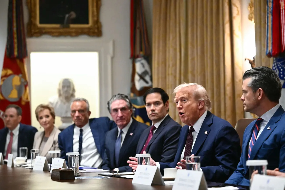 El presidente Donald Trump habla durante una reunión del gabinete en la Sala del Gabinete de la Casa Blanca en Washington el 26 de agosto de 2025. También aparecen en la foto (de izquierda a derecha) el administrador de la EPA, Lee Zeldin; la secretaria de Educación, Linda McMahon; el secretario de Salud y Servicios Humanos, Robert F. Kennedy Jr.; el secretario del Interior, Doug Burgum; el secretario de Estado, Marco Rubio, y el secretario de Defensa, Pete Hegseth. (Mandel Ngan/AFP a través de Getty Images)