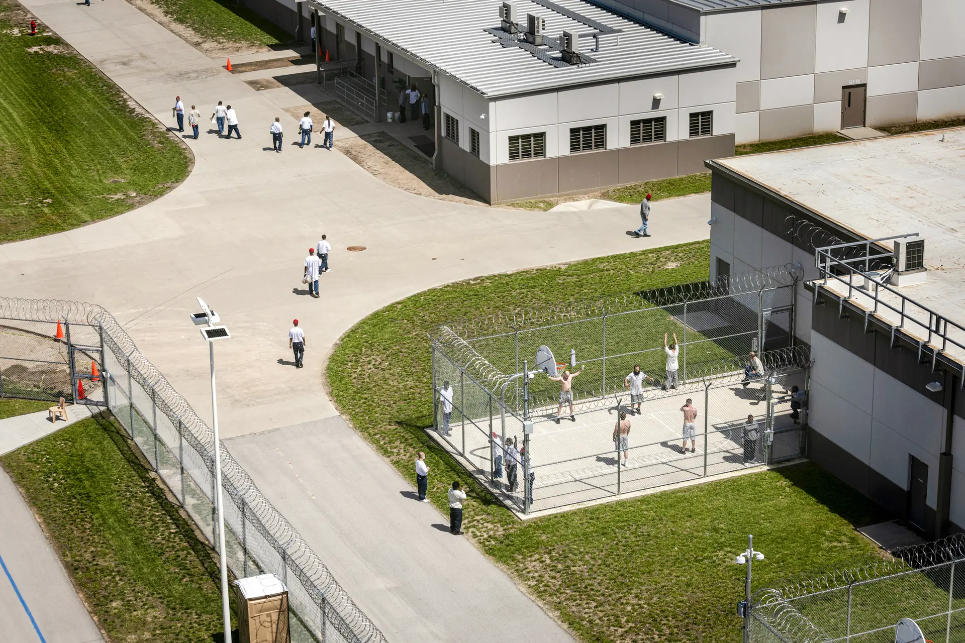 Los reclusos hacen ejercicio en el patio de máxima seguridad del centro penitenciario de Lansing, en Kansas, el 18 de abril de 2023. (John Moore/Getty Images).